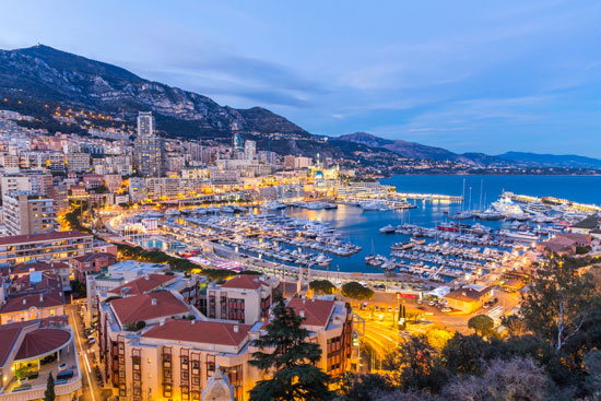 多数の高級クルーザーが並ぶ港