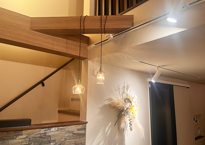 エジソン電球（写真手前）と埋め込みダクトレール（写真奥）