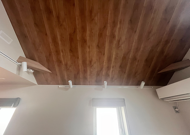 下から上に照らす照明（ダクトレール使用）