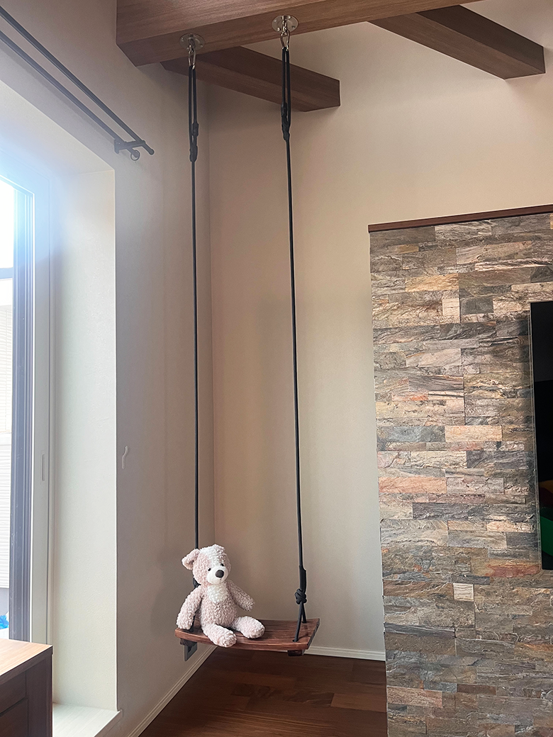 梁のフックを利用して設置したブランコ