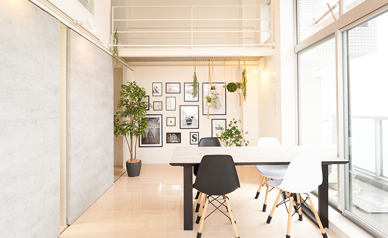 このような部屋に実際に閉じ込められます。壁には気になる暗号が&hellip;